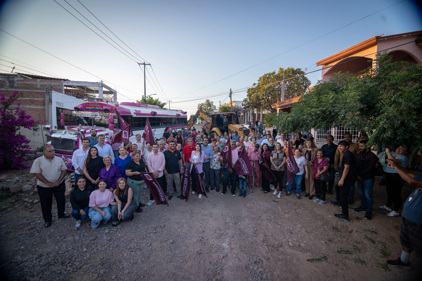 Alcalde de Culiacán visita la colonia Aquiles Serdán para iniciar pavimentación.