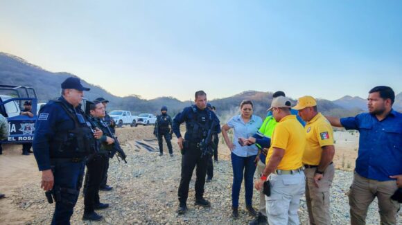 Acude alcaldesa de El Rosario, Sinaloa a mina Santa Fe y brinda respaldo a las familias