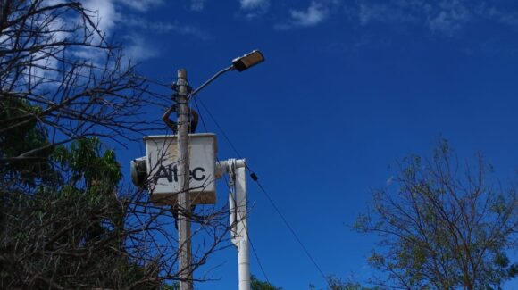 Se mantiene rehabilitación de alumbrado público en comunidades de Badiraguato, Sinaloa; se han instalado más de 2 mil luminarias