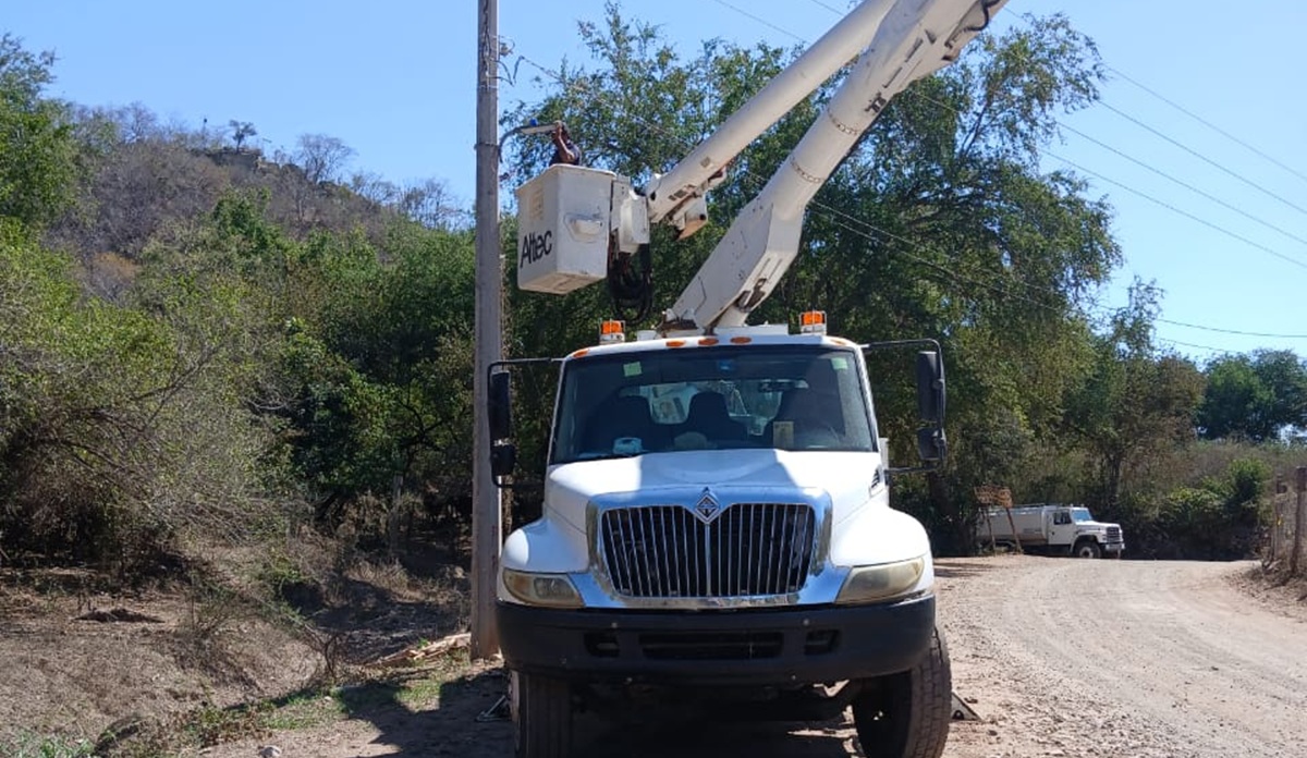 Alumbrado público con lámparas led en comunidades de Badiraguato