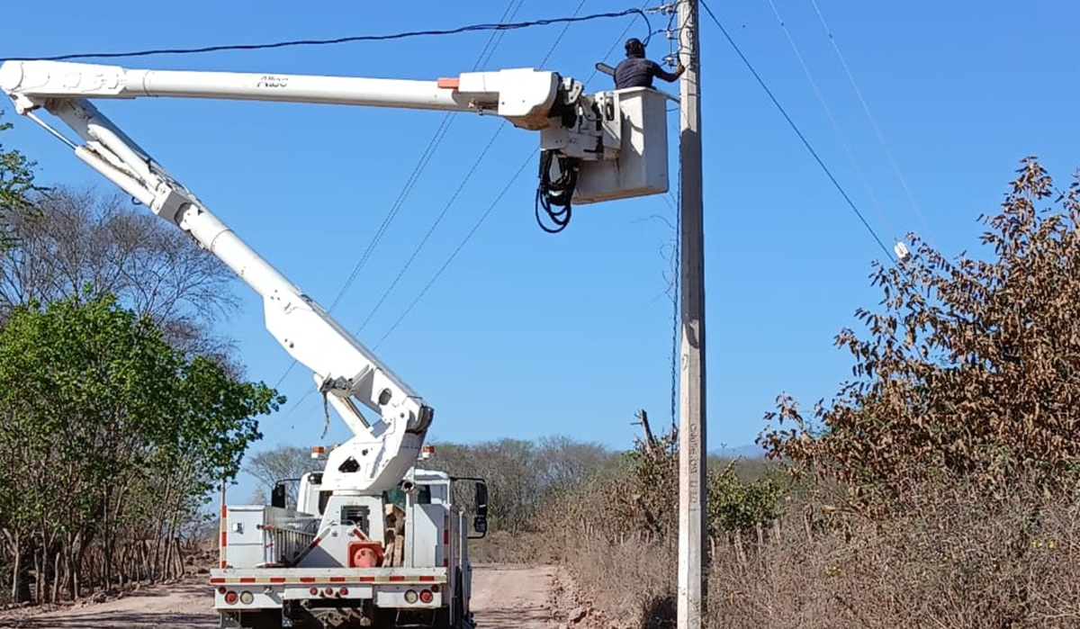 Alumbrado público con lámparas led en comunidades de Badiraguato