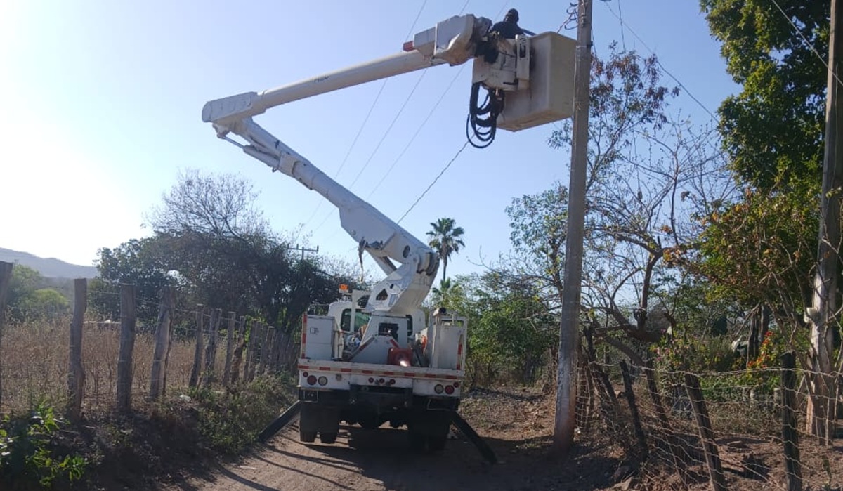 Alumbrado público con lámparas led en comunidades de Badiraguato