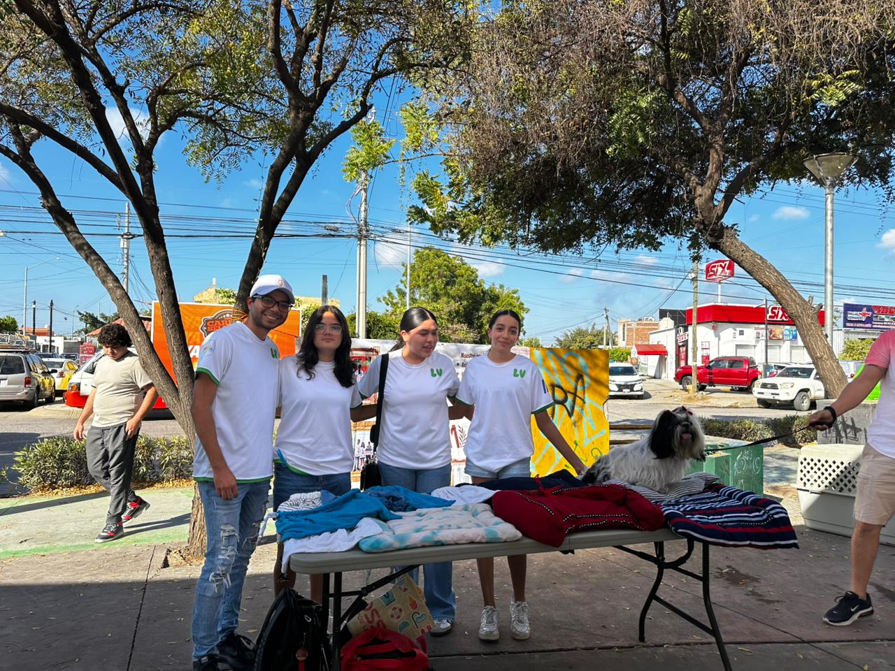 Alumnos del Instituto Anglo Moderno en la Canrrera de Mazatlán, Sinaloa