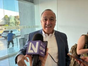 Antonio Menéndez en la inauguración del Holiday Inn Express en Los Mochis