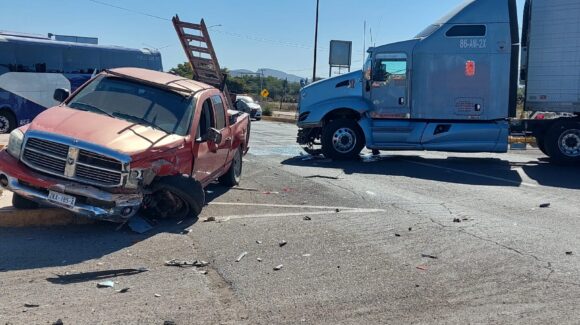 Aparatoso choque entre camioneta y tráiler en la salida norte de Guamúchil deja cuantiosos daños materiales