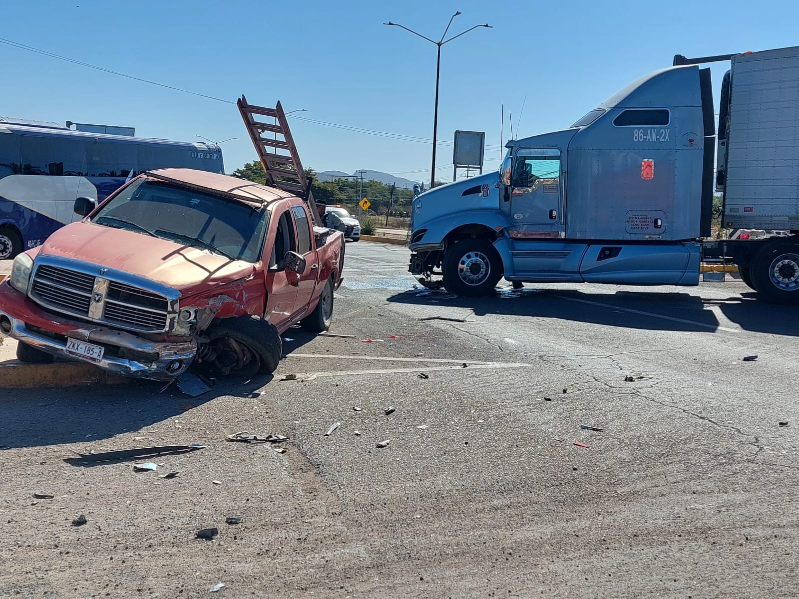 aparatoso accidente se registra en la ciudad de guamuchil sinaloa