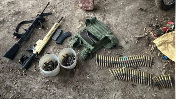 Con AR-15 y ‘ponchallantas’ detienen a dos sujetos en Villa Juárez, Navolato