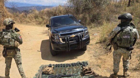 Militares aseguran armas largas, un vehículo robado y chalecos en Badiraguato, Sinaloa