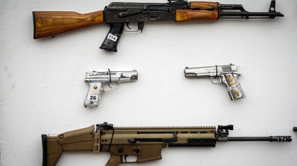 Imputan a hombre residente de Arizona, por proveer armas para el Cártel de Sinaloa y CJNG