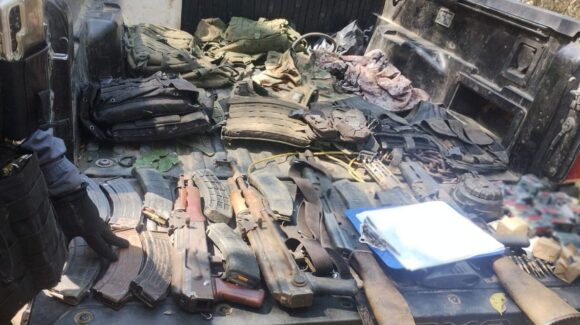 En la sierra de Concordia, Sinaloa, aseguran arsenal y vehículos durante operativo interinstitucional