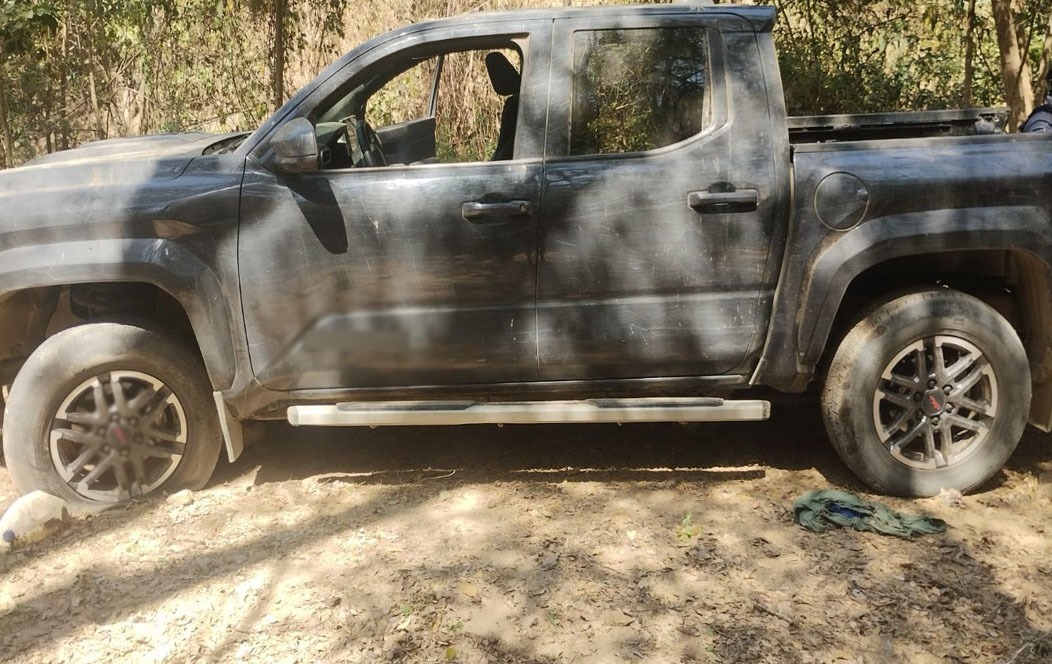 Armas y vehículos asegurados por las autoridades en la sierra de Concordia, Sinaloa
