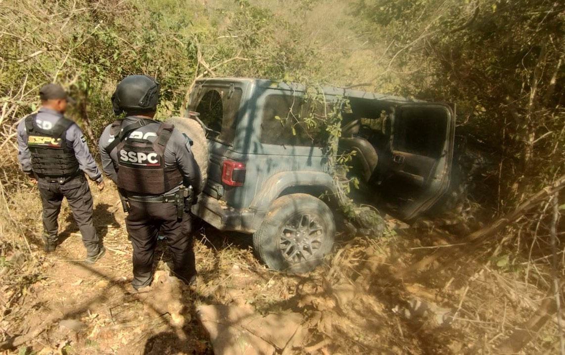 Armas y vehículos asegurados por las autoridades en la sierra de Concordia, Sinaloa