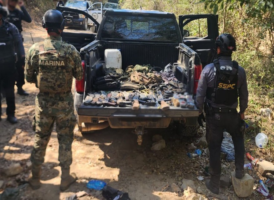 Armas y vehículos asegurados por las autoridades en la sierra de Concordia, Sinaloa