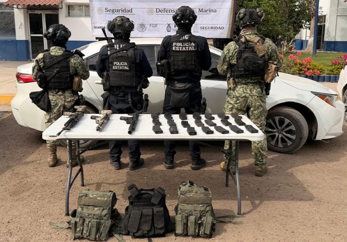 Aseguran tres vehículos con arsenal en Aguaruto, en Culiacán