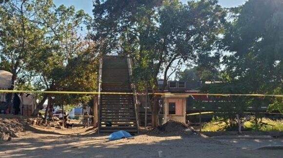 A balazos ejecutan a Ángel junto a puente peatonal cerca de empresa cafetera en Mazatlán, Sinaloa