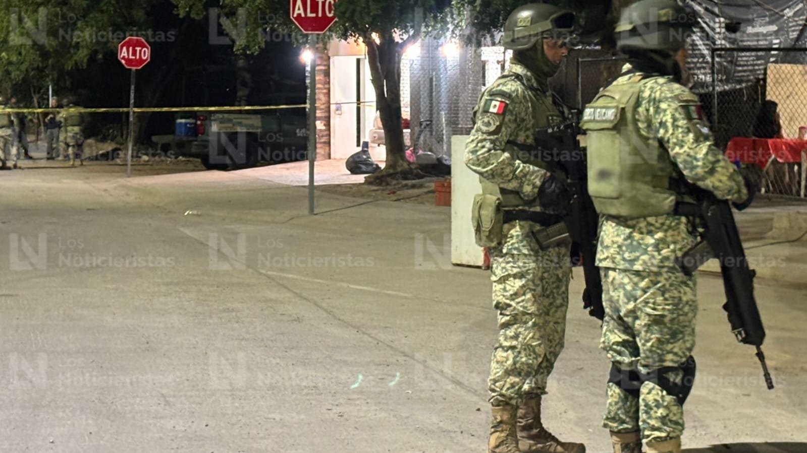 Militares resguardan la escena donde un joven fue atacado a balazos en Culiacán