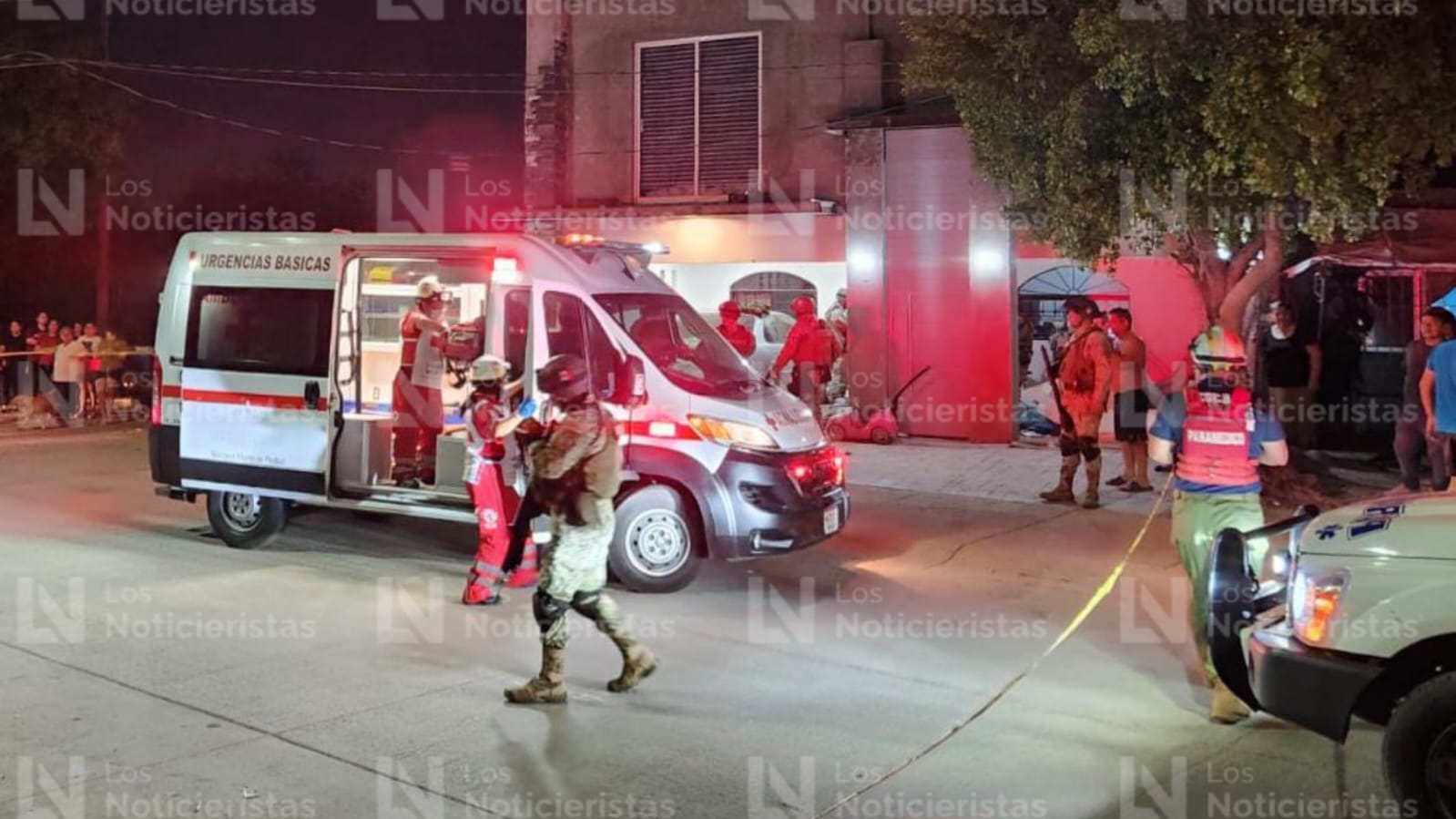 Militares resguardan la escena donde un joven fue atacado a balazos en Culiacán