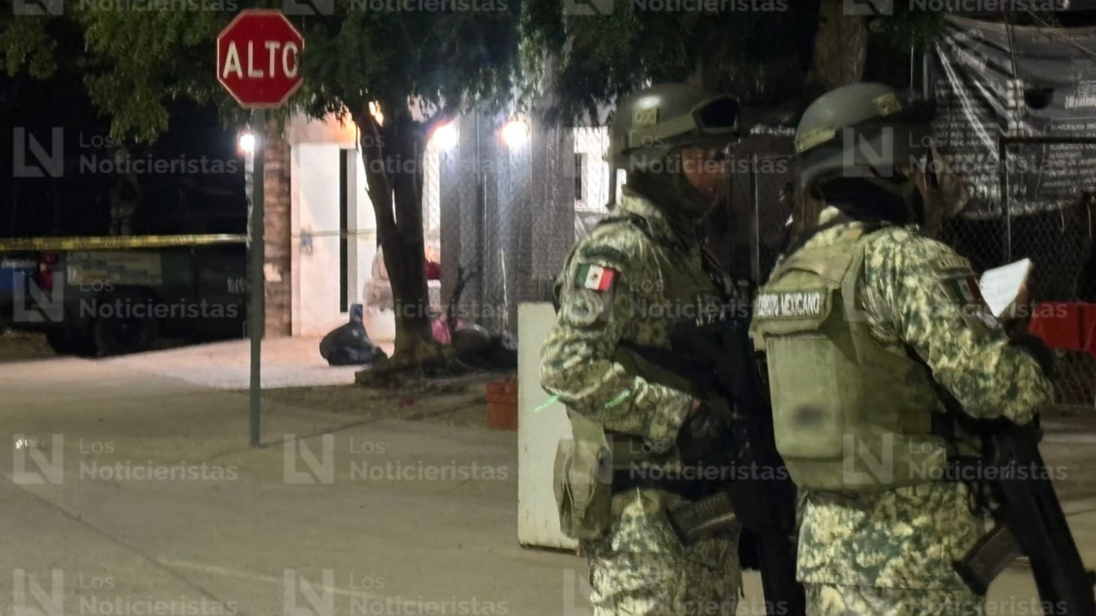 Militares resguardan la escena donde un joven fue atacado a balazos en Culiacán
