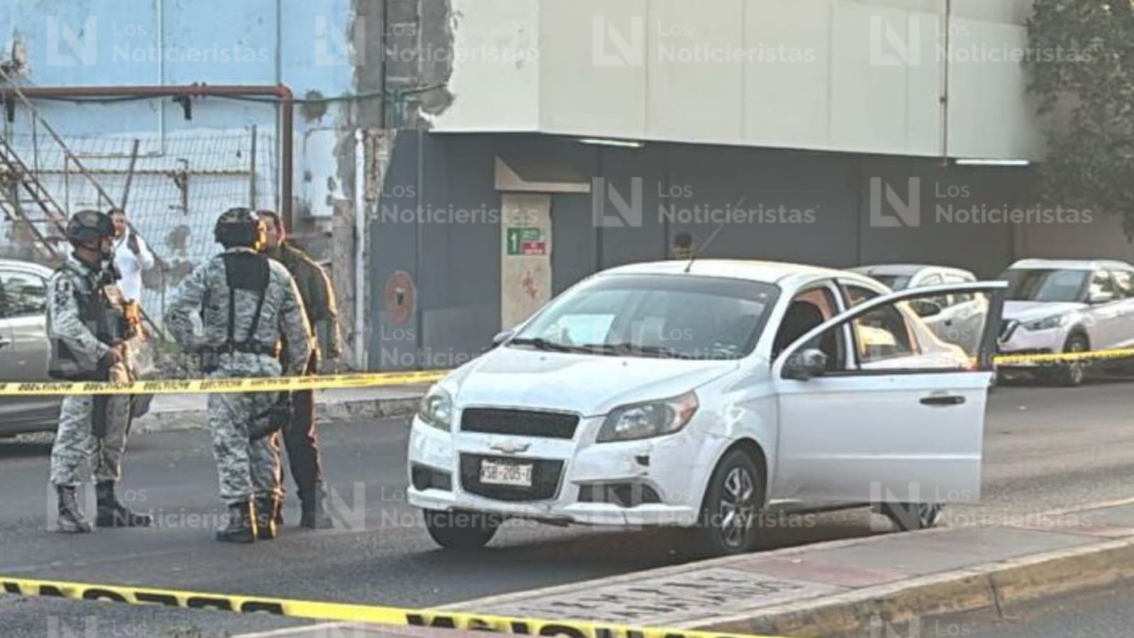 Atacan a balazos al conductor de un auto en colonia Miguel Alemán de Culiacán