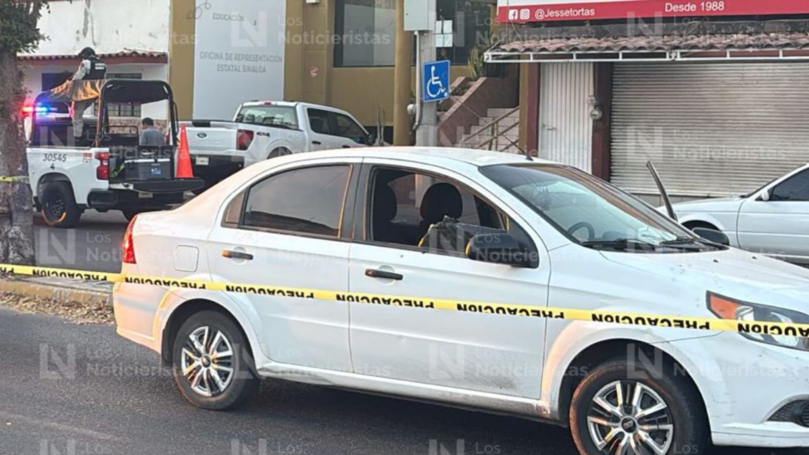 Atacan a balazos al conductor de un auto en colonia Miguel Alemán de Culiacán