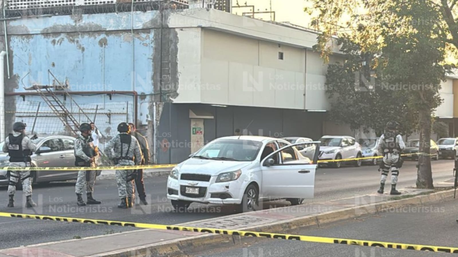 Atacan a balazos al conductor de un auto en colonia Miguel Alemán de Culiacán