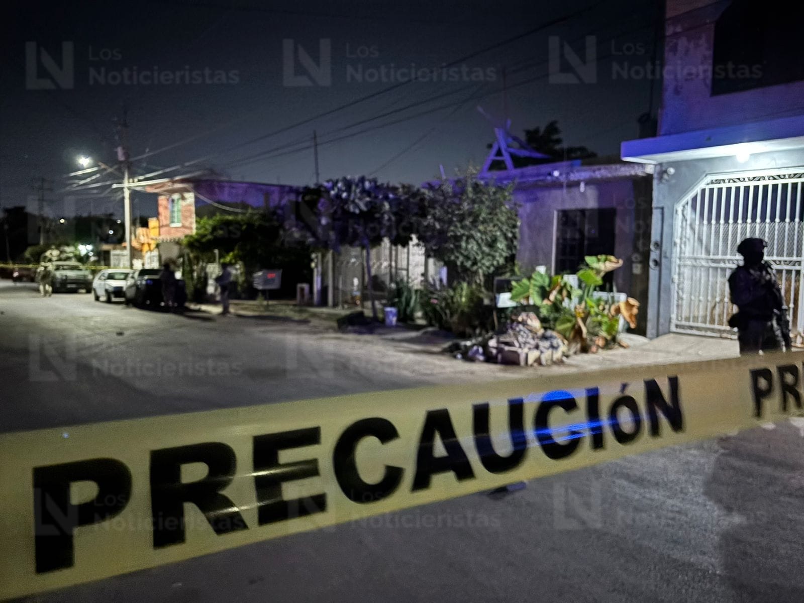 Elementos de seguridad resguardan el lugar del hecho violento