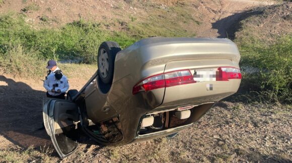 Auto cae a canal tras accidente en la carretera a Estación Bamoa, Guasave, Sinaloa; no hubo lesionados