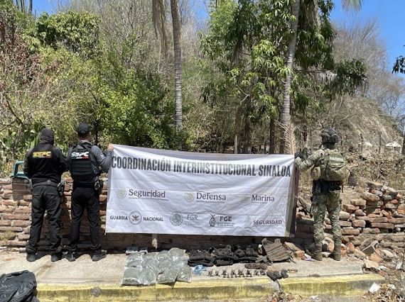 autoridades federales aseguraron explosivos equipo tactico y drogas en el sur de sinaloa