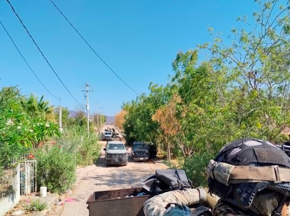 autoridades federales aseguraron explosivos equipo tactico y drogas en el sur de sinaloa
