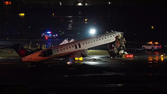 Aterrizaje fallido: Avión choca con camión de bomberos en aeropuerto de Nueva York; hay dos fallecidos