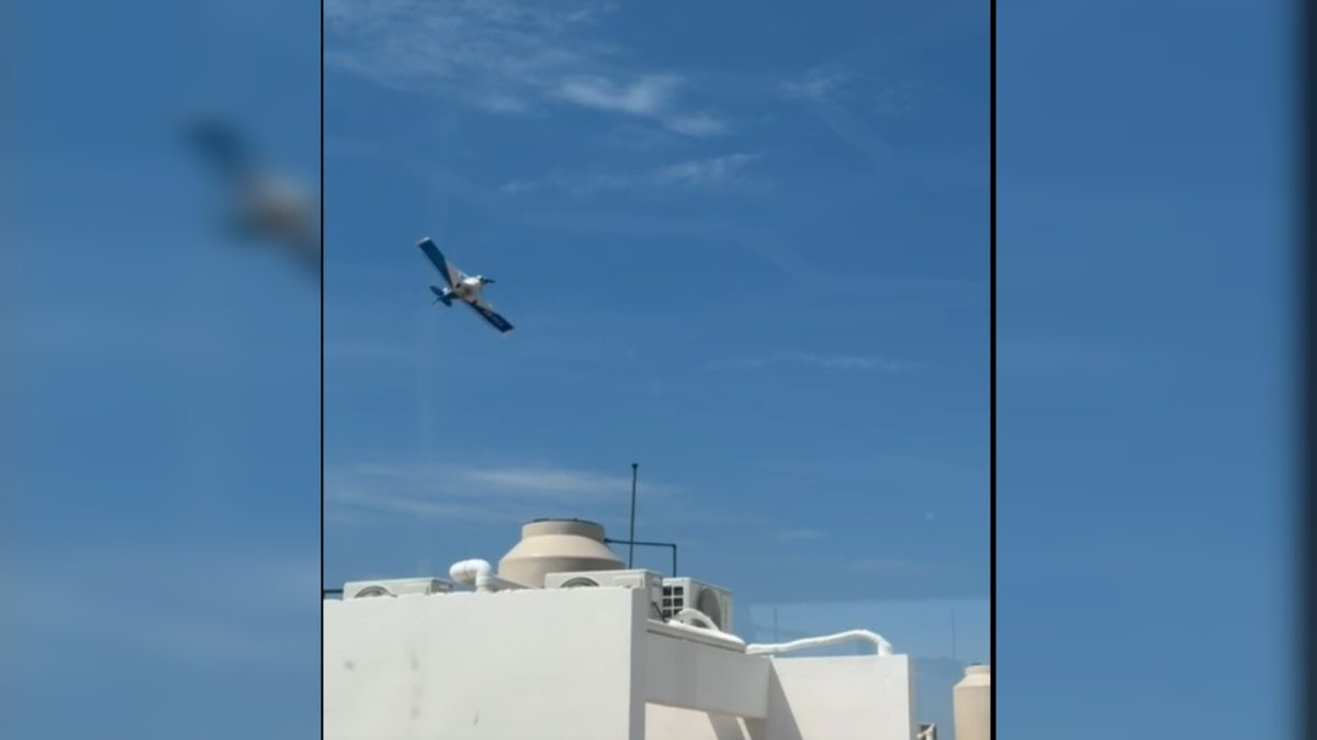 avioneta fumigadora vuela bajo en privanzas de los mochis