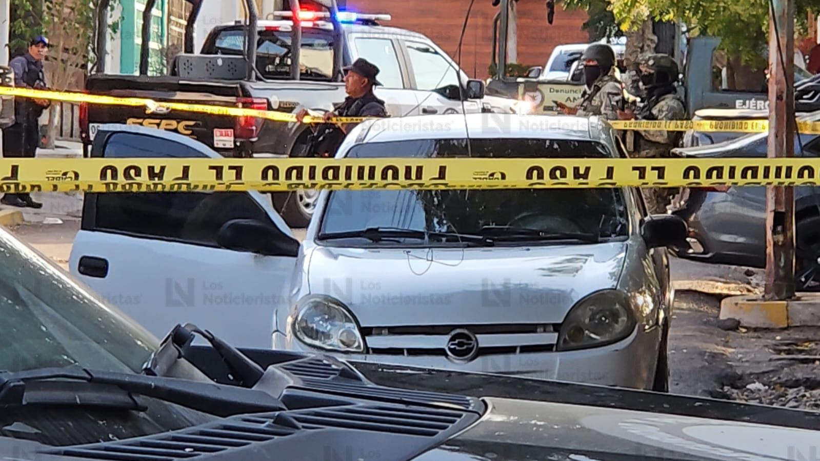 El vehículo Chevy quedó con varios impactos de bala