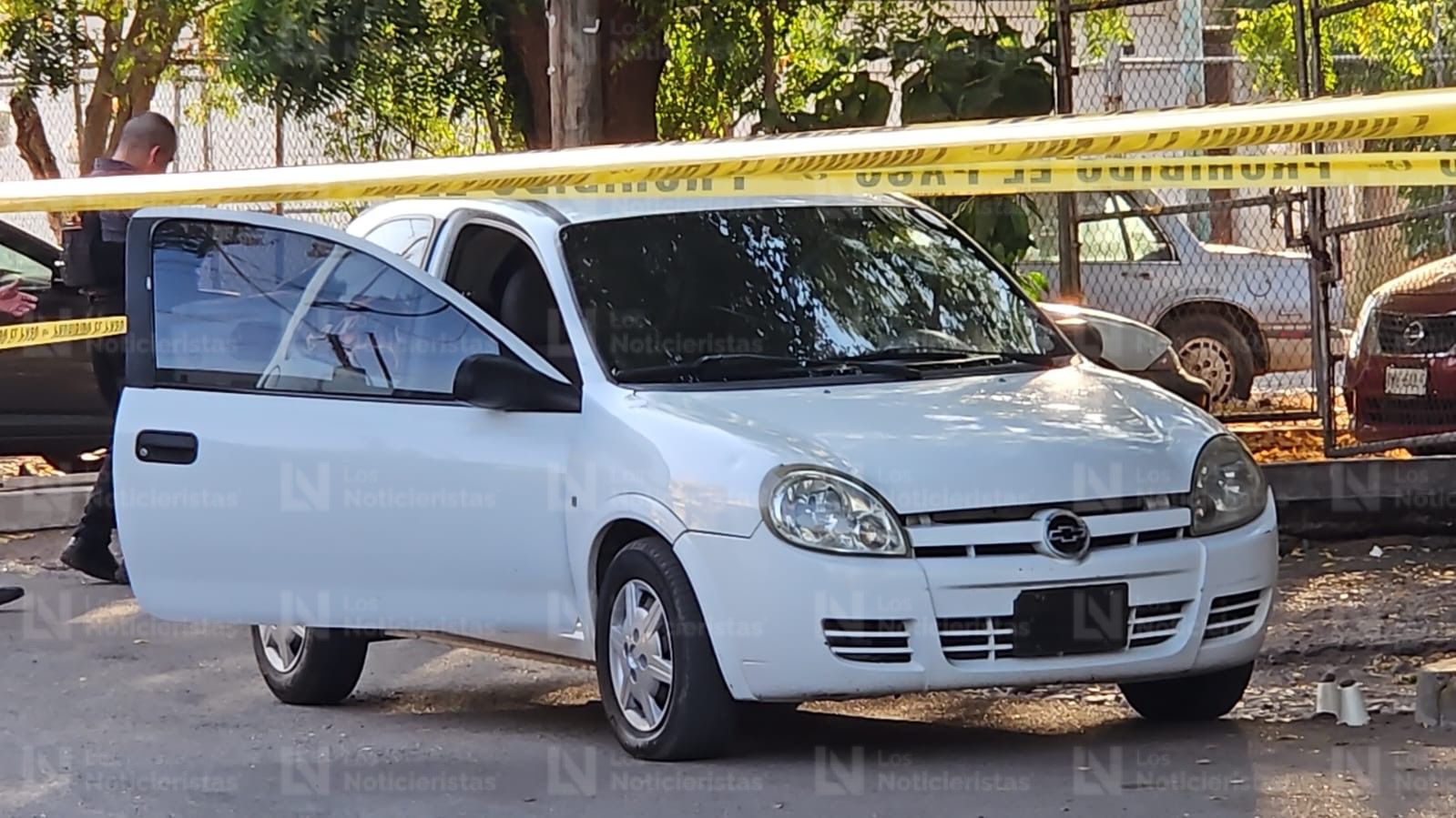 El vehículo Chevy quedó con varios impactos de bala