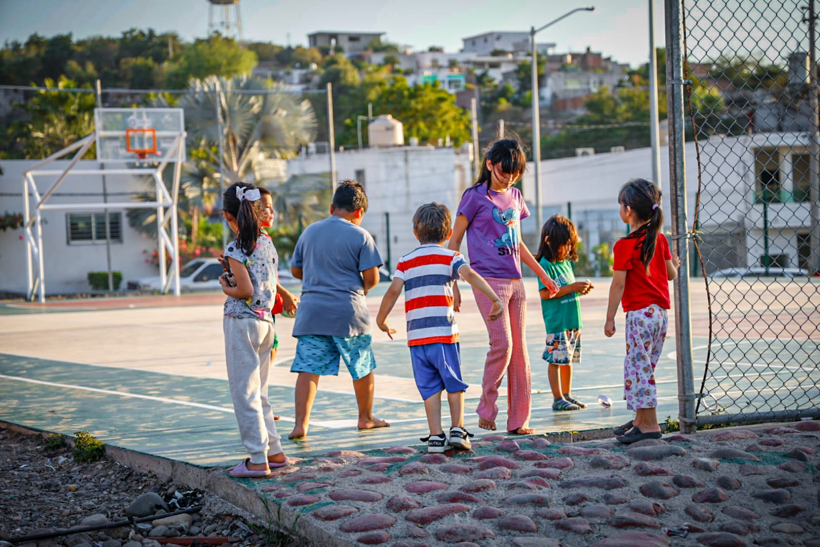 Niños juegan en cancha de Culiacán
