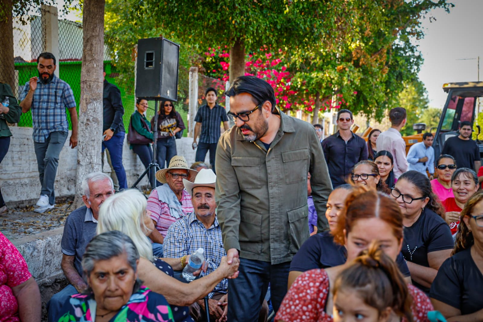Alcalde de Culiacán saluda a la población en inicio de obra en Campesina El Barrio y Las Coloradas