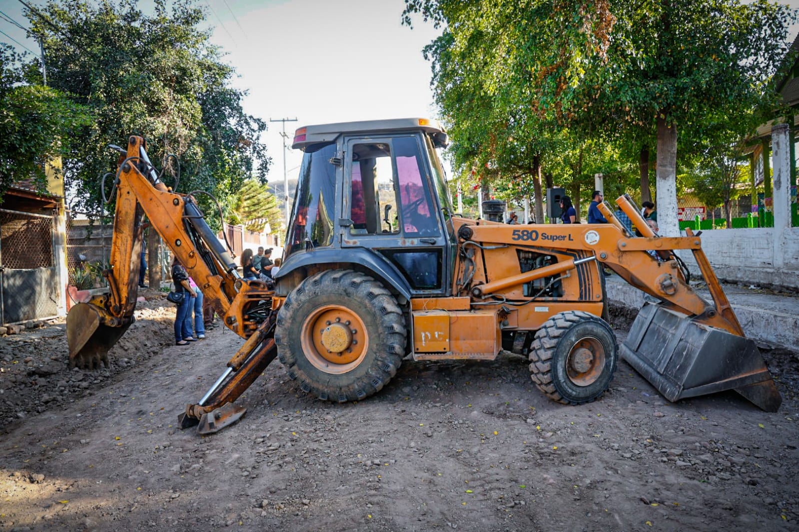 Retroexcavadora en obra en Campesina El Barrio y Las Coloradas, en Culiacán