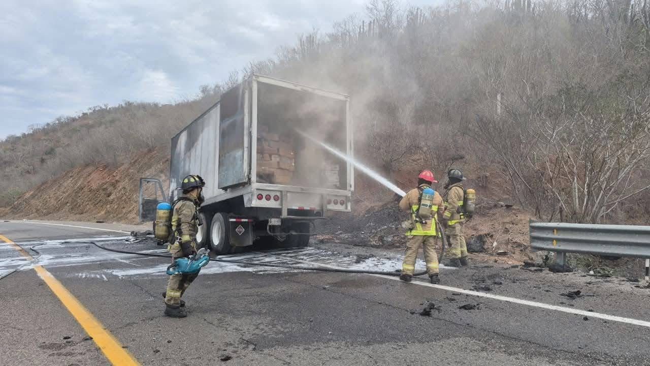 Bomberos apagan fuego en unidad de transporte de carga