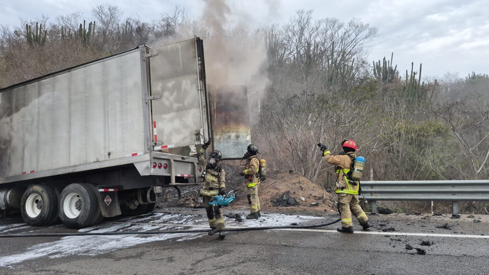 Bomberos apagan fuego en unidad de transporte de carga