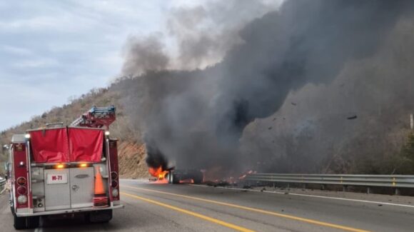 Por incendio en tractocamión con carga cárnica cierran tramo en la salida norte de Mazatlán, Sinaloa; sin lesionados