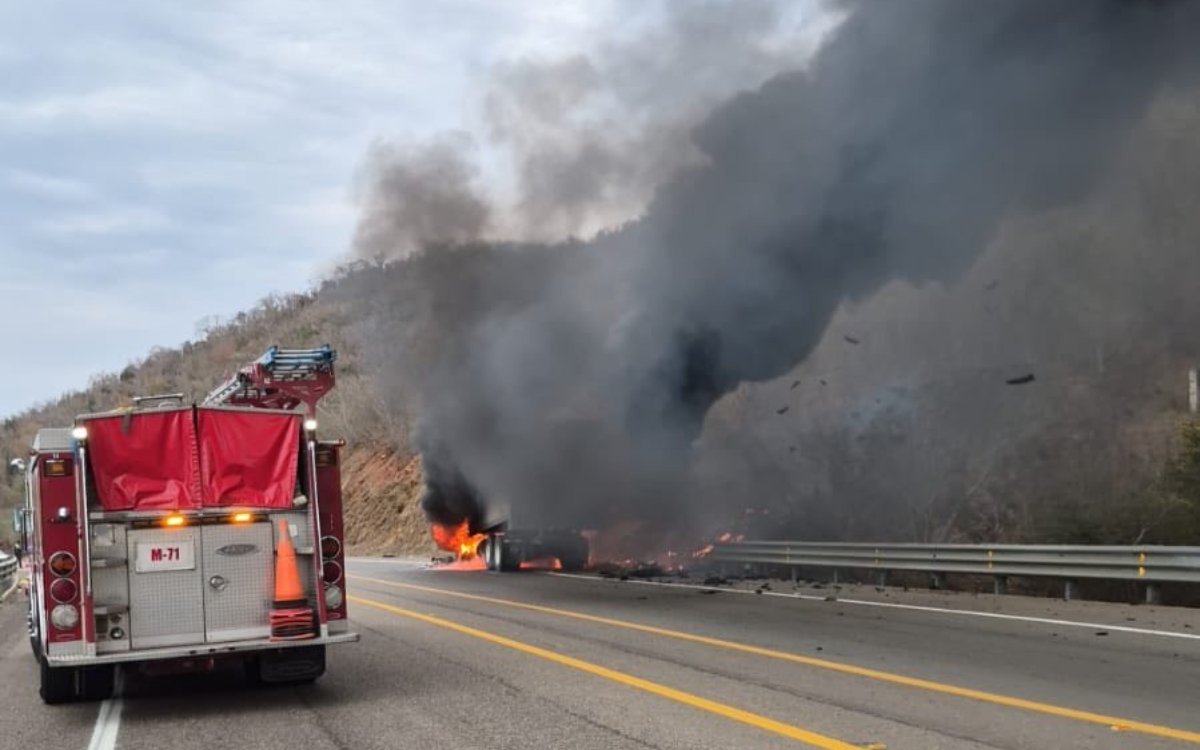 Bomberos apagan fuego en unidad de transporte de carga