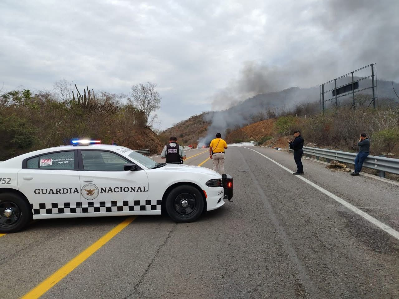 Unidad de la Guardia Nacional cierra tramo de carretera por incendio de camión