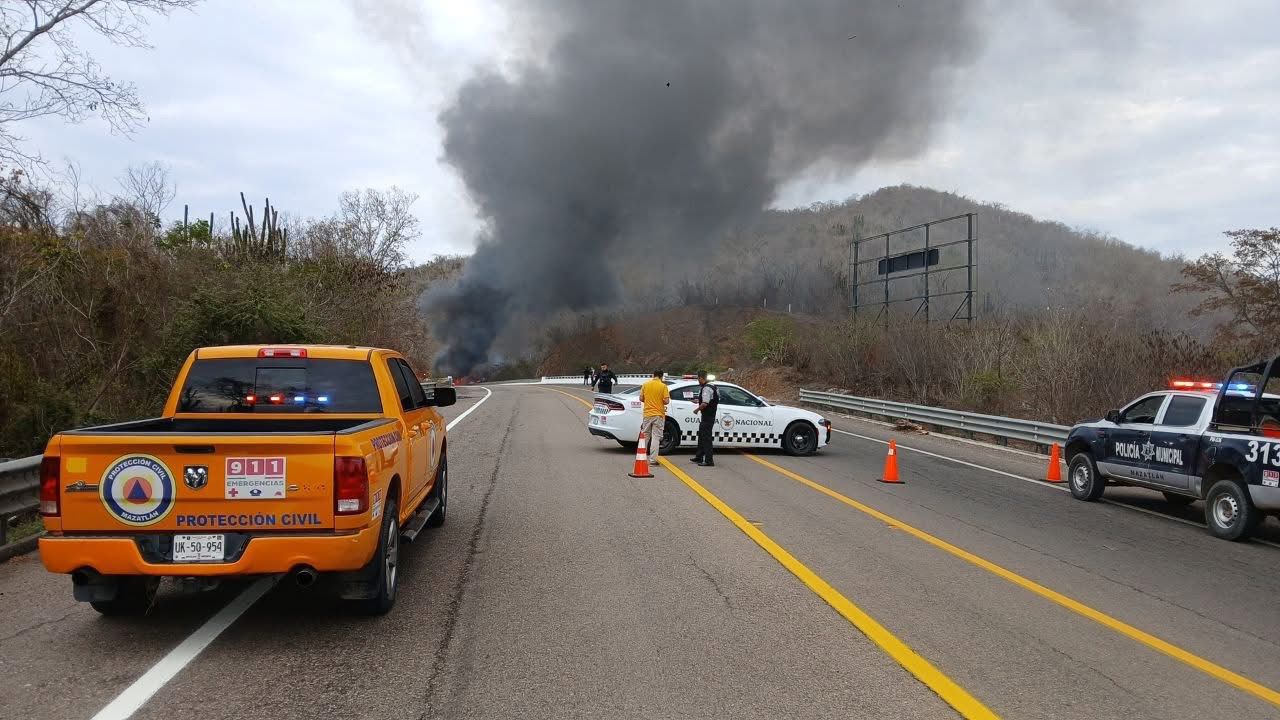 Unidad de la Guardia Nacional y Protección Civil cierran tramo de carretera por incendio de camión