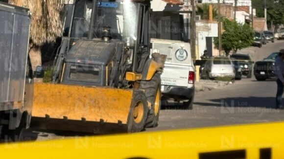 Con apoyo de una retroexcavadora localizan una osamenta humana en un domicilio derrumbado de la colonia 10 de Mayo en Culiacán