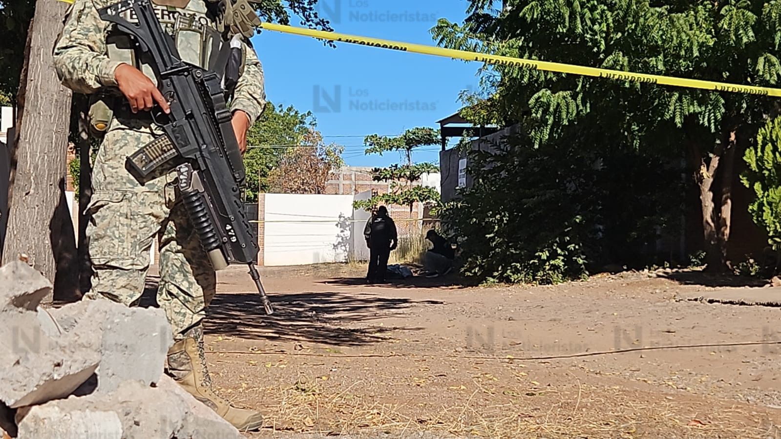 Cadáver envuelto en una sábana en la Agustina Ramírez, Culiacán, Sin.