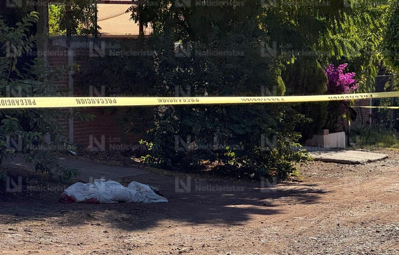 Cadáver envuelto en una sábana en la Agustina Ramírez, Culiacán, Sin.