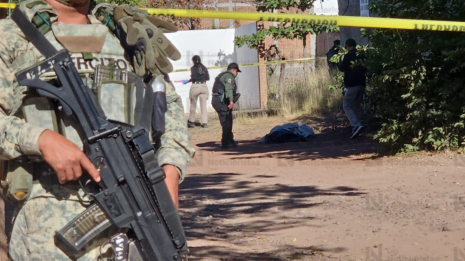 Cadáver envuelto en una sábana en la Agustina Ramírez, Culiacán, Sin.