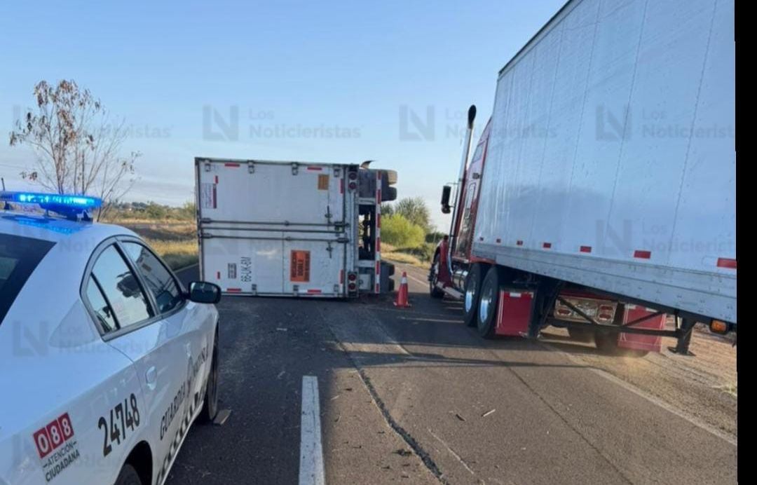 doble remolque de un trailer vuelca sobre la mexico 15 en ahome sinaloa
