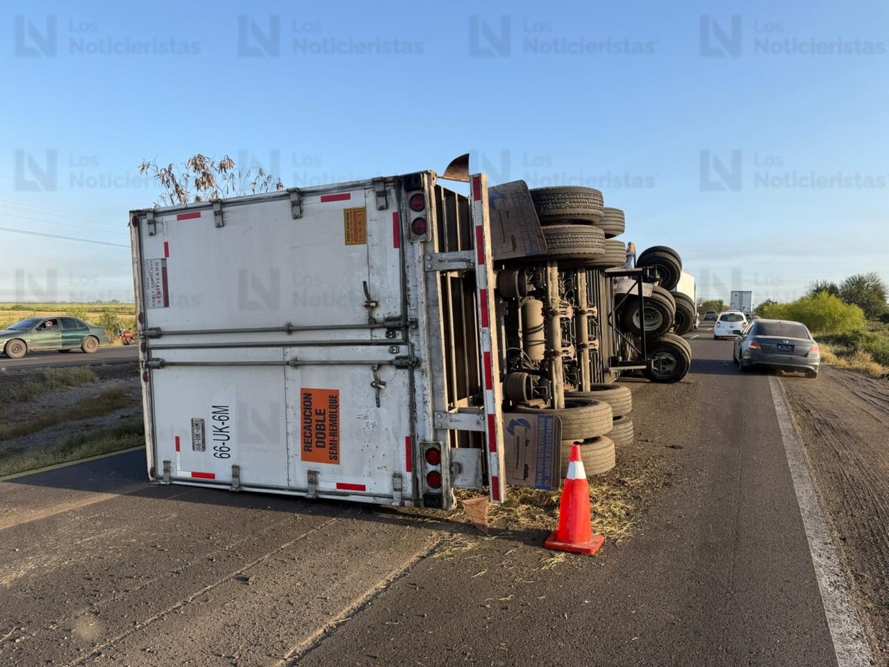 caja de trailer vuelca sobre la mexico 15 en ahome sinaloa