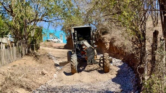 Se continúa en zona rural de Mazatlán, Sinaloa con rehabilitación de caminos sacacosechas para productores