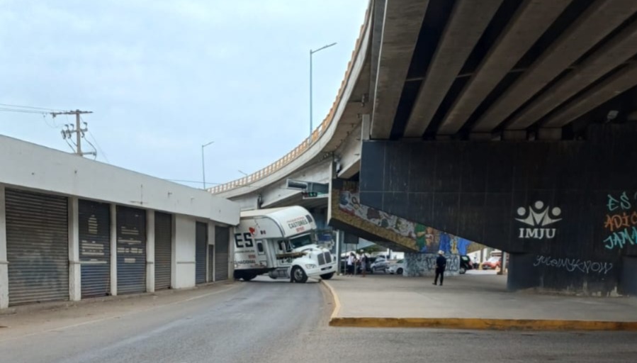 camion de carga de la empresa castores protagoniza nuevo accidente en mazatlan